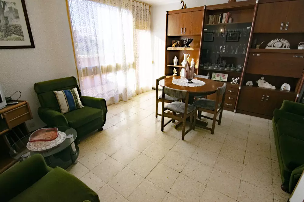 4 habitaciones (2 Dobles), Ascensor exterior y balcón.